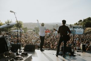 Concierto en un festival de verano con público multitudinario. Imagen principal del artículo sobre los festivales con descuento disponibles para titulares del Carné Joven Europeo en España.